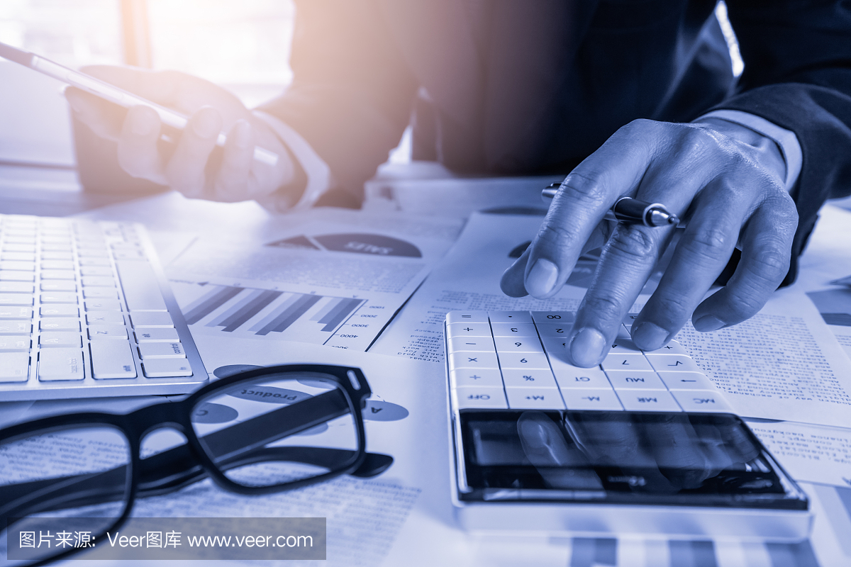 商人或會計工作計算器計算業務數據的概念。會計、投資顧問咨詢財務報告的情況,并在辦公室策劃營銷計劃。